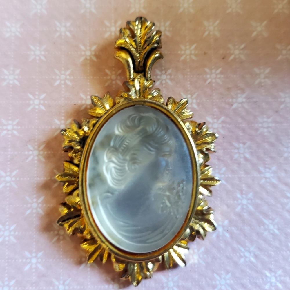 Frosted Gold Plate Cameo Pendant - Picture 1 of 6